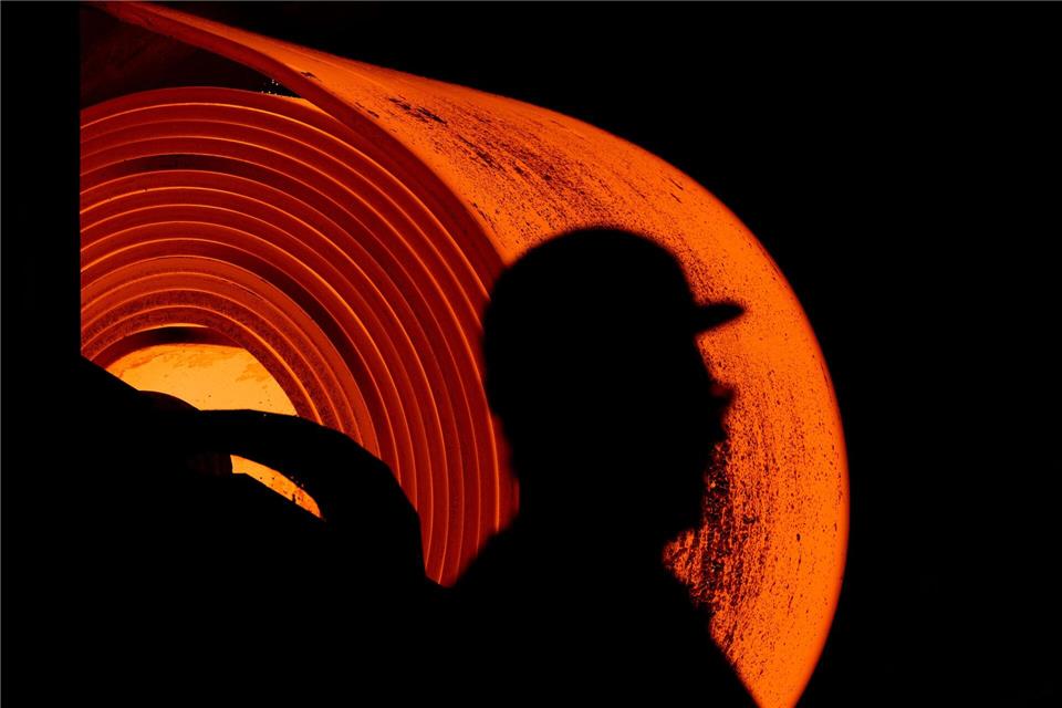 Ein Stahlarbeiter bei der Arbeit - er hat eine neue Chef-Chefin. Rolf Vennenbernd/dpa