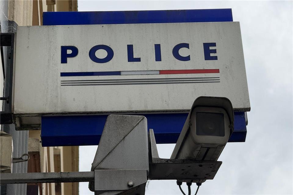 Ein Stalker, der sich in Frankreich unter dem Bett seiner Ex-Frau versteckte, wurde in einem beschleunigten Verfahren verurteilt. (Symbolbild)Rachel Boßmeyer/dpa