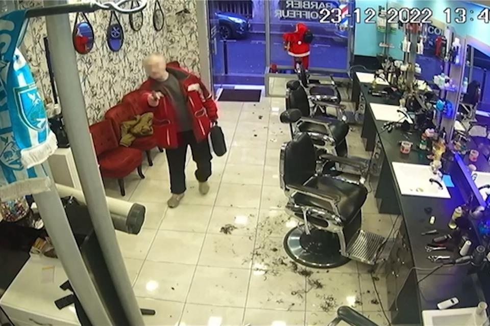 Ein Standbild aus einem Überwachungsvideo zeigt den mutmaßliche Täter in einem Pariser Friseursalon, nachdem er vor einem kurdischen Gemeindezentrum Schüsse abgegeben hat.