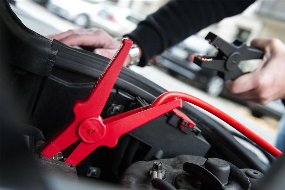 Ein Starthilfekabel ist schon mal die halbe Miete. Nur: Welche Klemme kommt zuerst?picture alliance/dpa/dpa-tmn