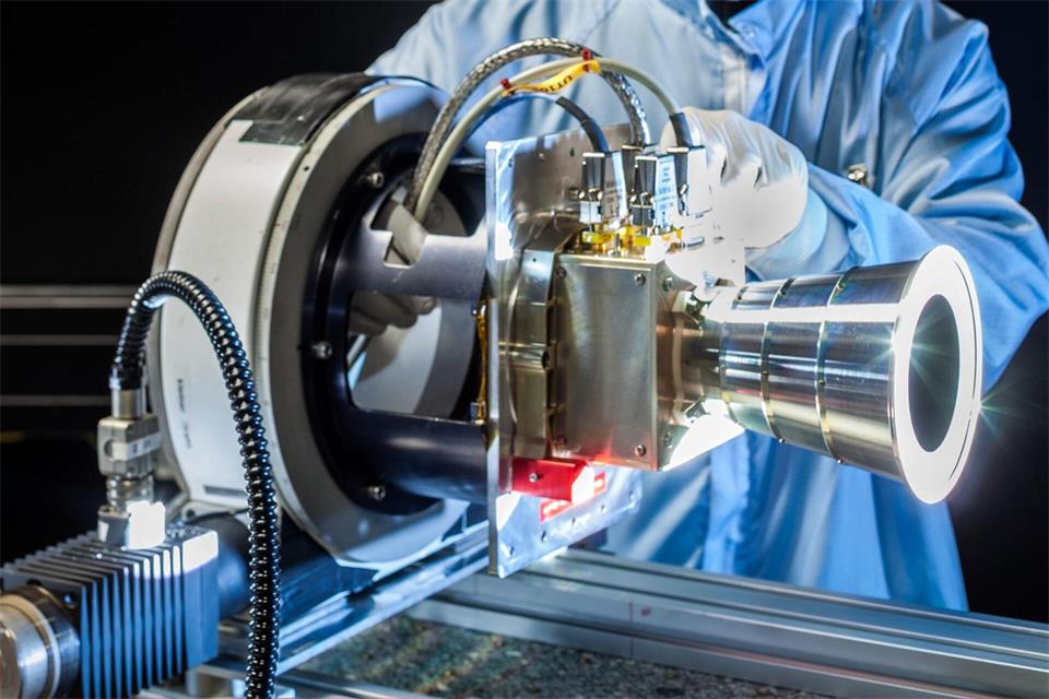 Ein Sternsensor wiegt rund zwei Kilogramm.--/Jena-Optronik GmbH/dpa
