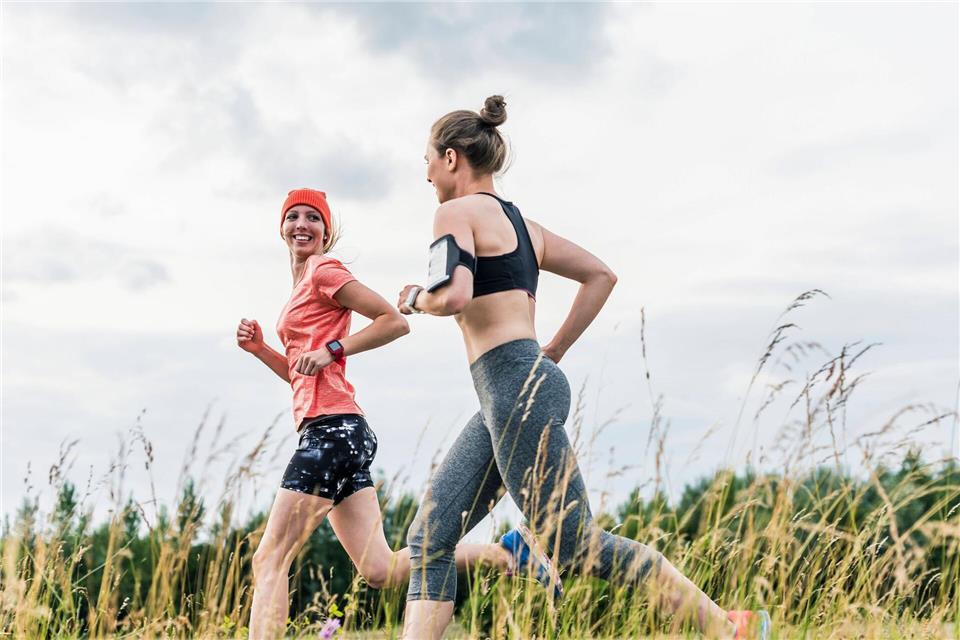 Ein Stirnband beim Joggen saugt nicht nur Schweiß auf, der dem Hörsystem schaden kann, sondern hält das Gerät auch an Ort und Stelle. Uwe Umstätter/Westend61/dpa-tmn