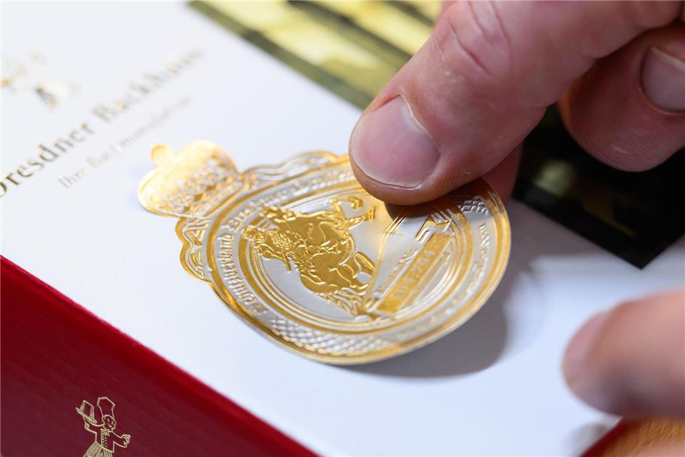 Ein Stollensiegel gehört zu dem Gebäck wie die Rosinen und die Butter-Glasur. Robert Michael/dpa
