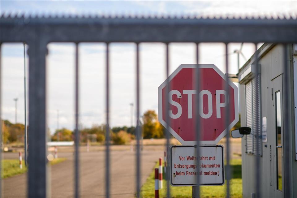 Ein Stoppschild hinter dem Tor der Deponie Brüchau. In der Grube lagern seit Jahrzehnten belastete Abfälle. (Archivbild)Klaus-Dietmar Gabbert/dpa-Zentralbild/dpa