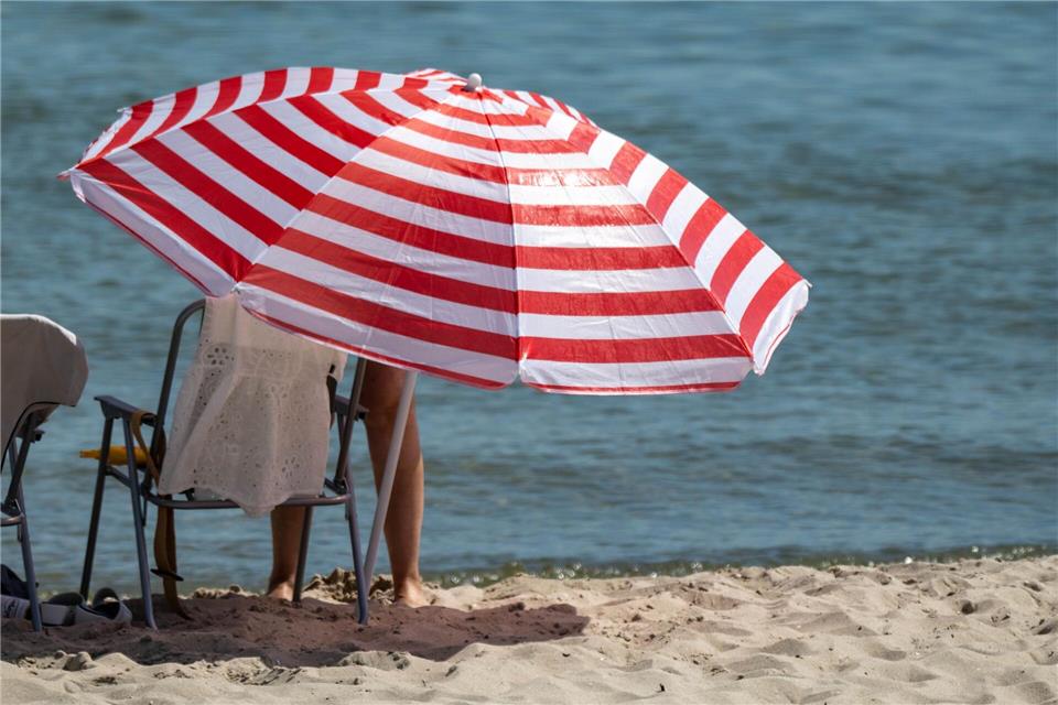 Ein Strandkorb oder zumindest ein Sonnenschirm ist viel wert bei den hohen Temperaturen.Stefan Sauer/dpa