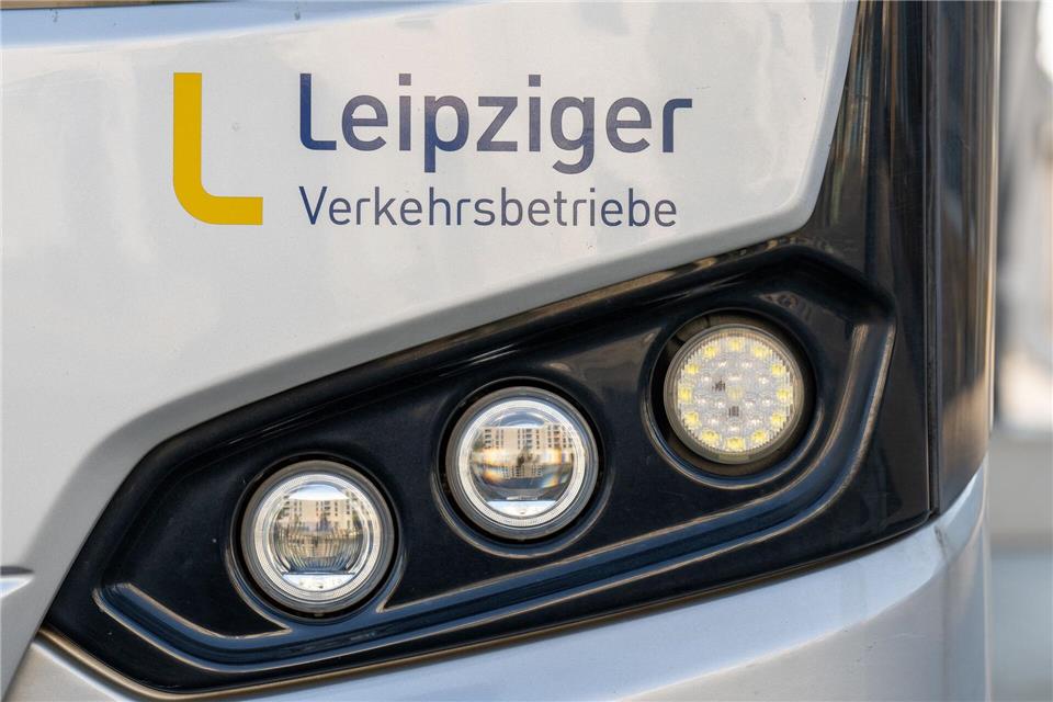Ein Straßeneinbruch im Leipziger Westen sorgt für Einschränkungen im Bus- und Straßenbahnverkehr. (Symbolbild) Hendrik Schmidt/dpa