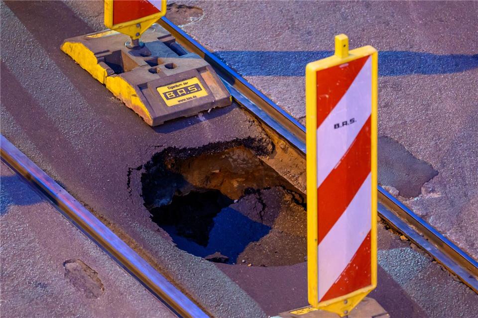 Ein Straßeneinbruch im Leipziger Westen sorgt für Einschränkungen im Bus- und Straßenbahnverkehr.Hendrik Schmidt/dpa