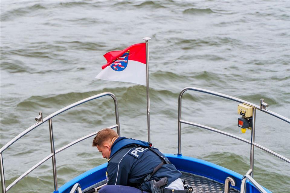 Ein Streifenboot der hessischen Wasserschutzpolizei im Einsatz. (Archivfoto)Andreas Arnold/dpa