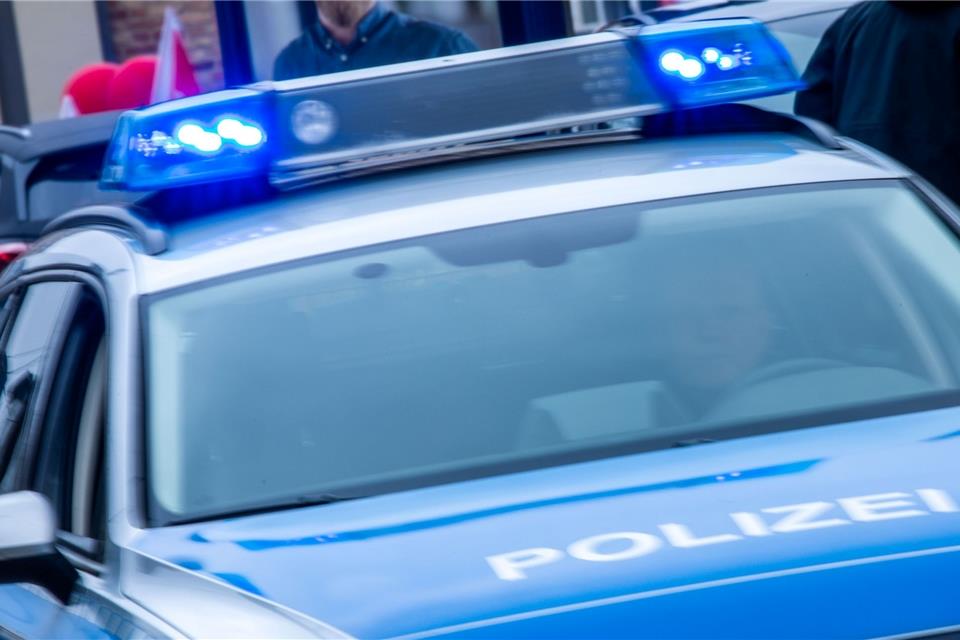 Ein Streifenwagen der Polizei ist mit Blaulicht im Einsatz.