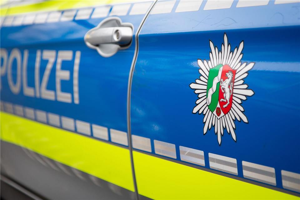 Ein Streifenwagen der Polizei steht mit eingeschaltetem Blaulicht an einem Einsatzort. (zu dpa: «Messerstecher verletzt zwei Männer im Biker-Klubhaus»)Marcus Brandt/dpa
