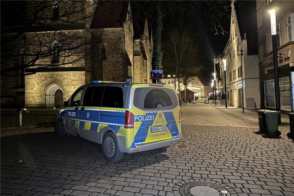 Ein Streifenwagen in der Nähe des Weihnachtsmarktes in Herford. Ein 16-Jähriger wurde in einer Seitenstraße bei einem Messerangriff lebensgefährlich verletzt.Christian Müller/dpa