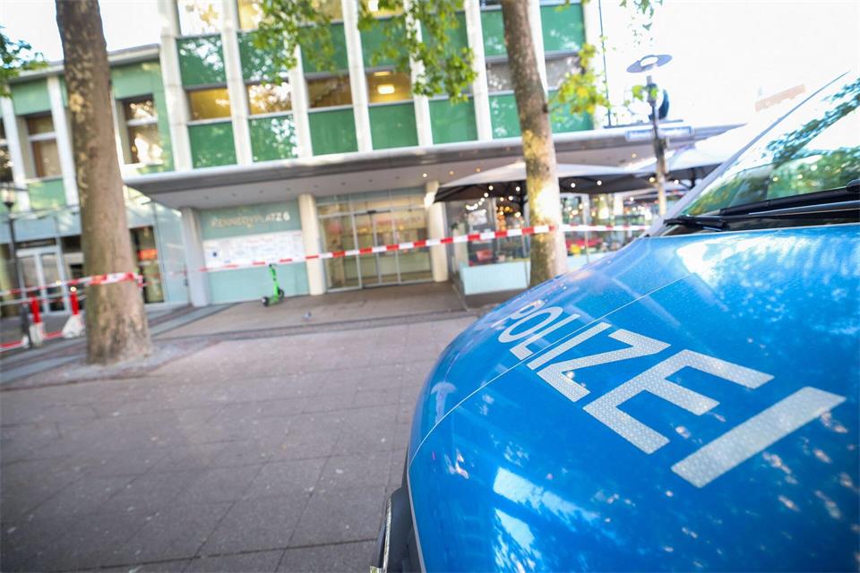 Ein Streifenwagen steht vor dem Ärztehaus in der Essener InnenstadtChristoph Reichwein/dpa