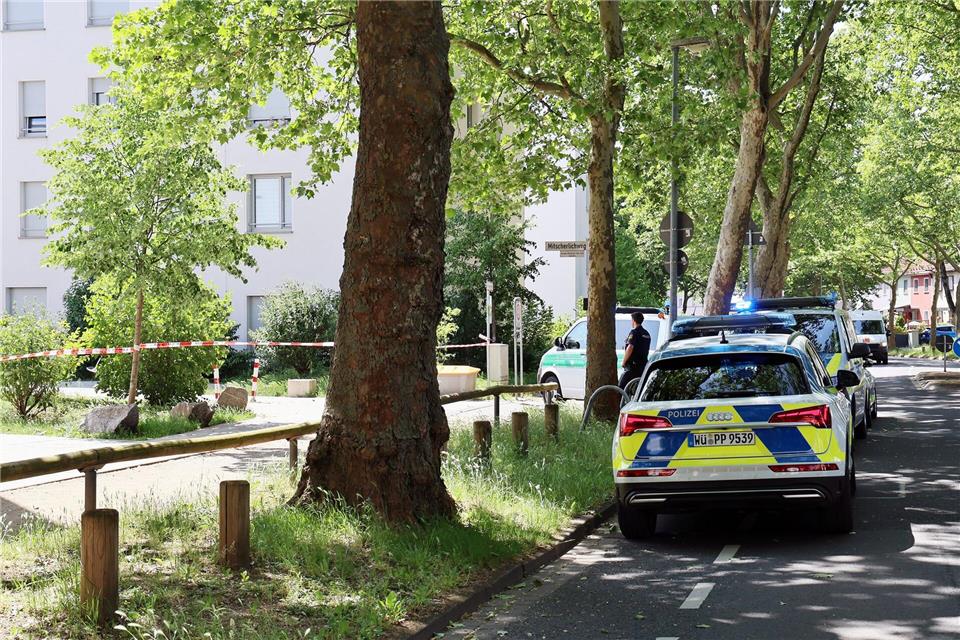 Ein Streit unter Nachbarn in Aschaffenburg ist eskaliert. Ein 38 Jahre alter Mann zeigte nach Polizeiangaben auf dem Balkon provokativ eine Schusswaffe. Ralf Hettler/dpa