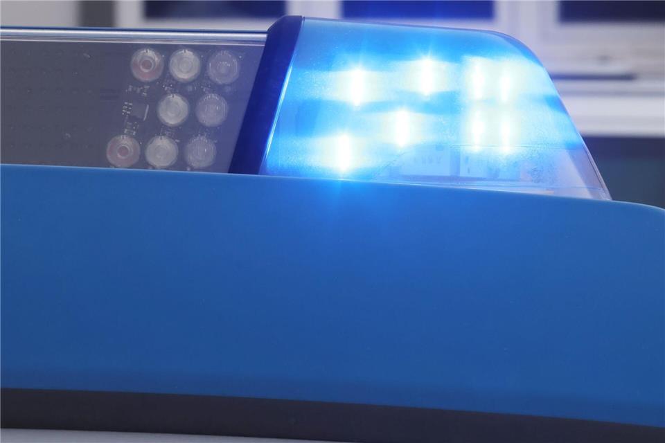 Ein Streit zwischen einem Taxifahrer und seinem Fahrgast eskaliert. Gegen den 28-jährigen Fahrgast wird nun ermittelt. (Symbolbild)Bodo Schackow/dpa