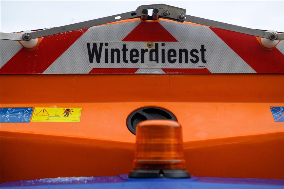 Ein Streufahrzeug stürzte in ein Hafenbecken. (Symbolbild)Klaus-Dietmar Gabbert/dpa