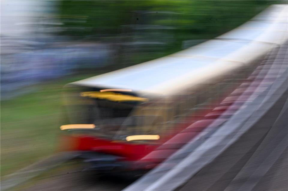 Ein Stromausfall im Südosten Berlins legt den Nahverkehr teilweise lahm. (Symbolbild)Jens Kalaene/dpa
