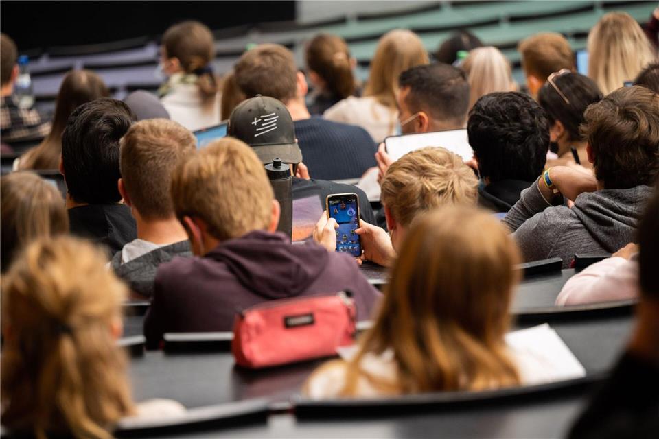 Ein Student spielt am Smartphone während einer Mathematik-Vorlesung für die Erstsemester des Bachelorstudiengangs Wirtschaftswissenschaften im Audimax in der Leibniz-Universität Hannover. (Symbolbild)Julian Stratenschulte/dpa