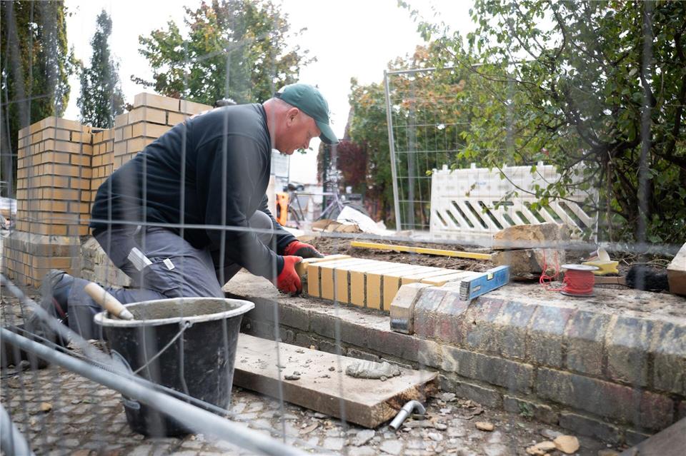 Ein Stück Mauer wird am Görlitzer Park gebaut. Sebastian Christoph Gollnow/dpa