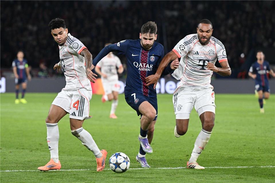 Ein Stürmer mit enormer Dynamik: PSG-Profi Chwitscha Kwarazchelia (M). (Archivbild) Federico Gambarini/dpa