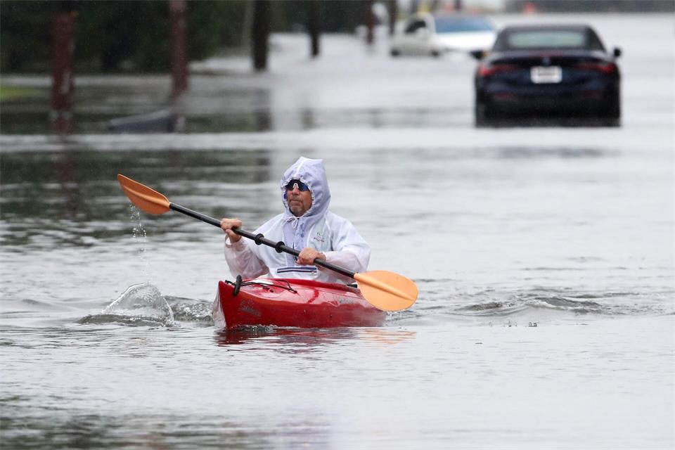 Ein Sturm an der US-Ostküste überflutet Straßen in Küstenorten. Noah K. Murray/AP/dpa