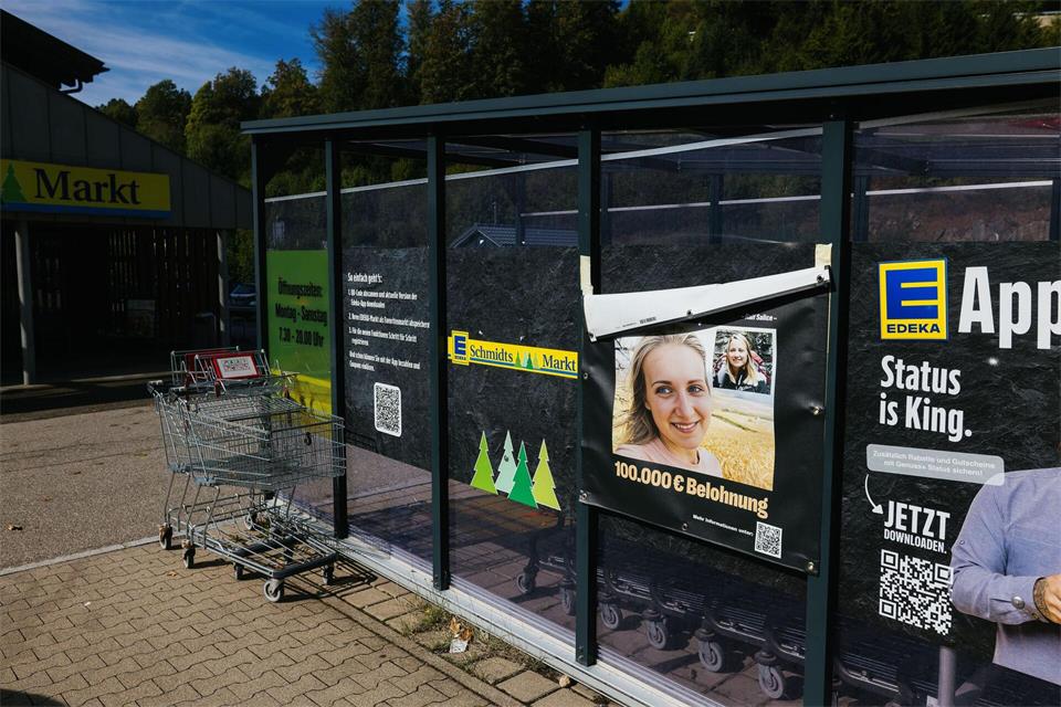 Ein Suchplakat hängt weiter an dem Supermarkt in Todtmoos, bei dem Scarlett zum letzten Mal gesehen wurde.Philipp von Ditfurth/dpa
