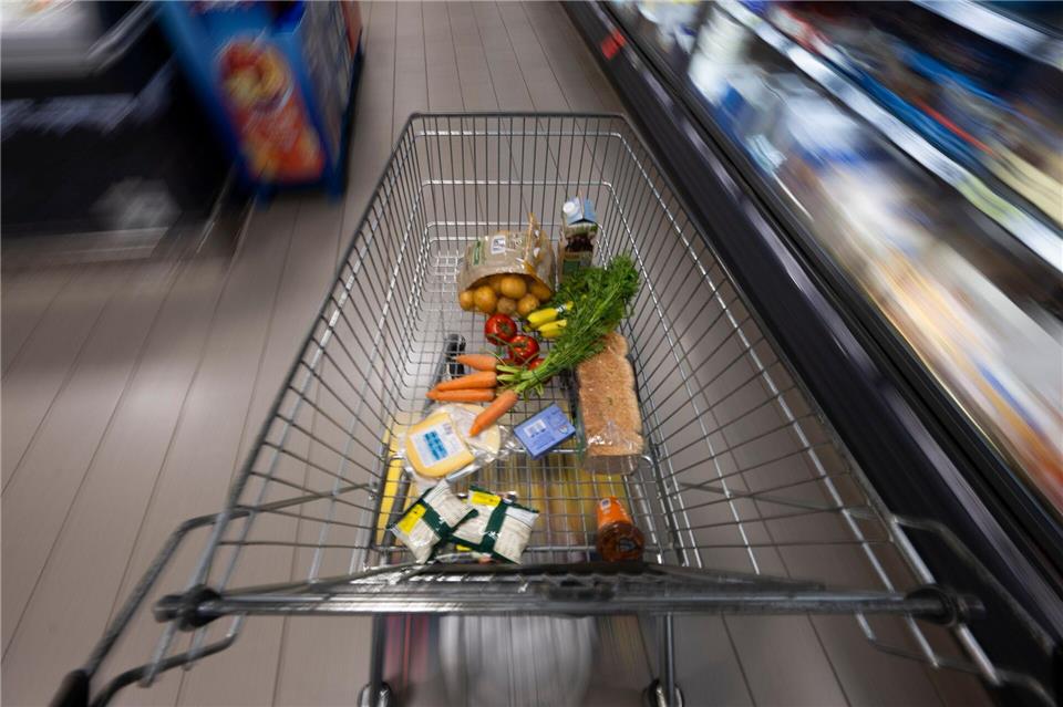 Ein Supermarktmitarbeiter stoppte die Diebe mit den vollen Einkaufswagen. (Symbolbild)Philip Dulian/dpa