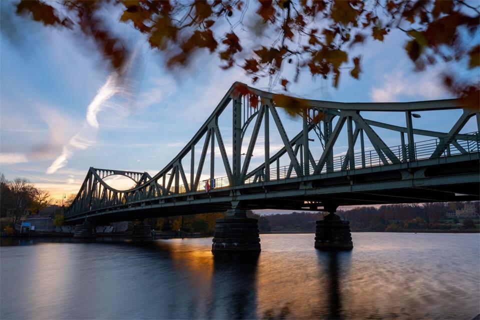 Ein Symbol für die deutsche Teilung: Die Glienicker Brücke über die Havel. (Symbolbild)Georg-Friedrich Moritz/dpa