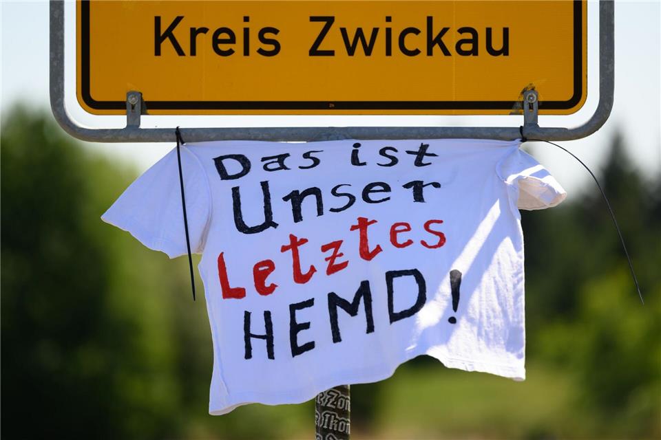 Ein T-Shirt mit der Aufschrift „Das ist unser letztes Hemd“ hängt am Ortseingangsschild Glauchau. Hendrik Schmidt/dpa