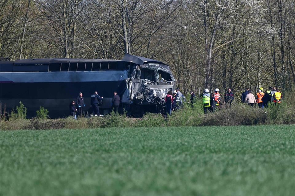 Ein TGV ist in Nordfrankreich mit einem Lastzug zusammengestoßen und entgleist.Sameer Al-Doumy/AFP/dpa