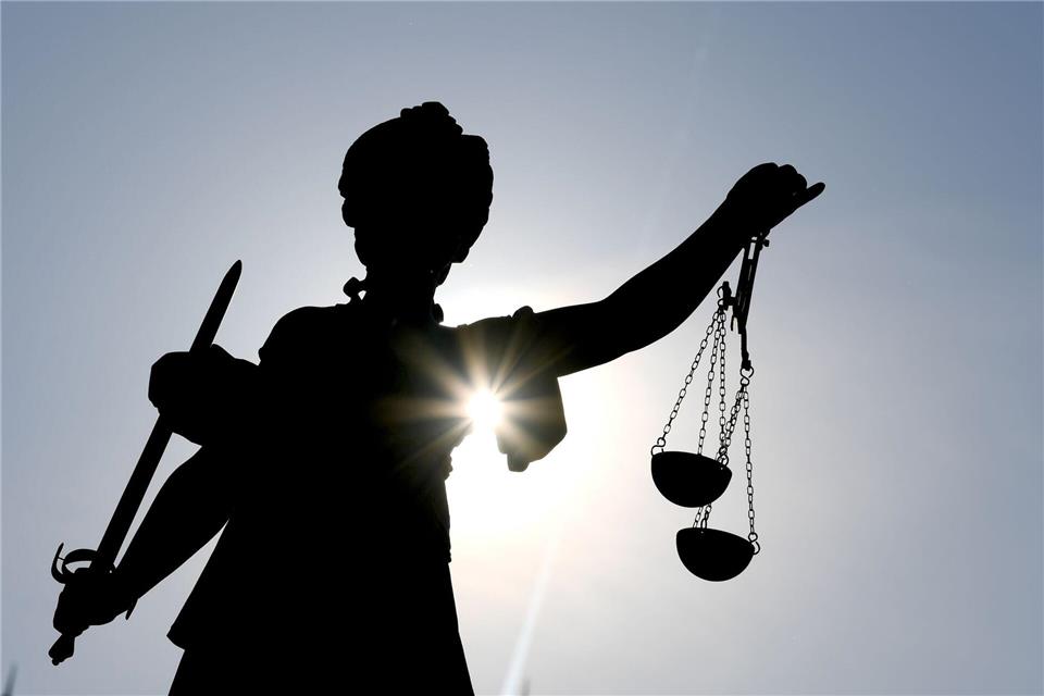 Ein Tätowierer muss sich wegen fahrlässiger Tötung  vor Gericht verantworten. picture alliance/dpa