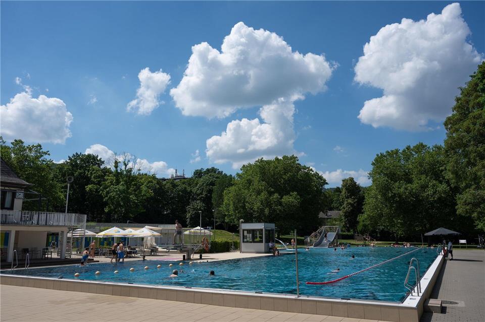 Ein Tag im Freibad Wilhelmshöhe verlangt dem Team volle Konzentration ab – besonders, wenn Kinder im Wasser sind.Swen Pförtner/dpa