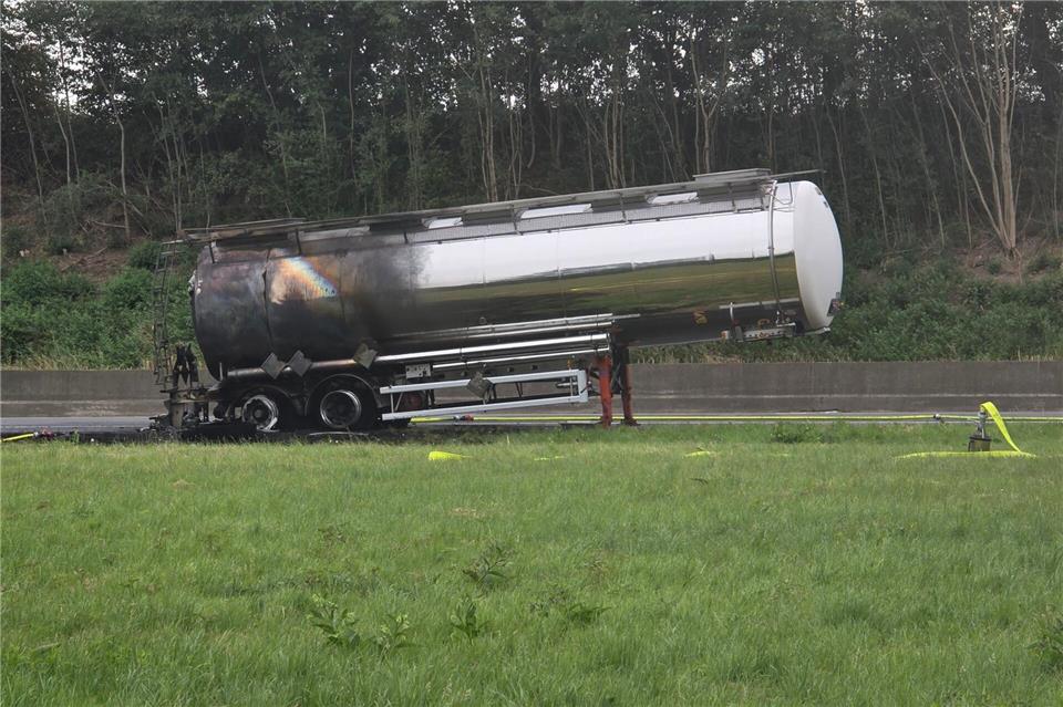 Ein Tanklaster mit Gefahrgut brennt auf der A40 Richtung Niederlande. Die Autobahn wird stundenlang gesperrt.Guido Schulmann/dpa