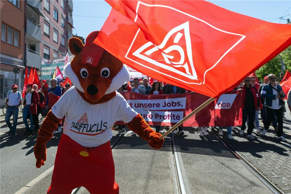 Ein „Tariffuchs“ mit IG Metall Fahne bei der zentralen Maikundgebung der Gewerkschaften in Nürnberg. Pia Bayer/dpa