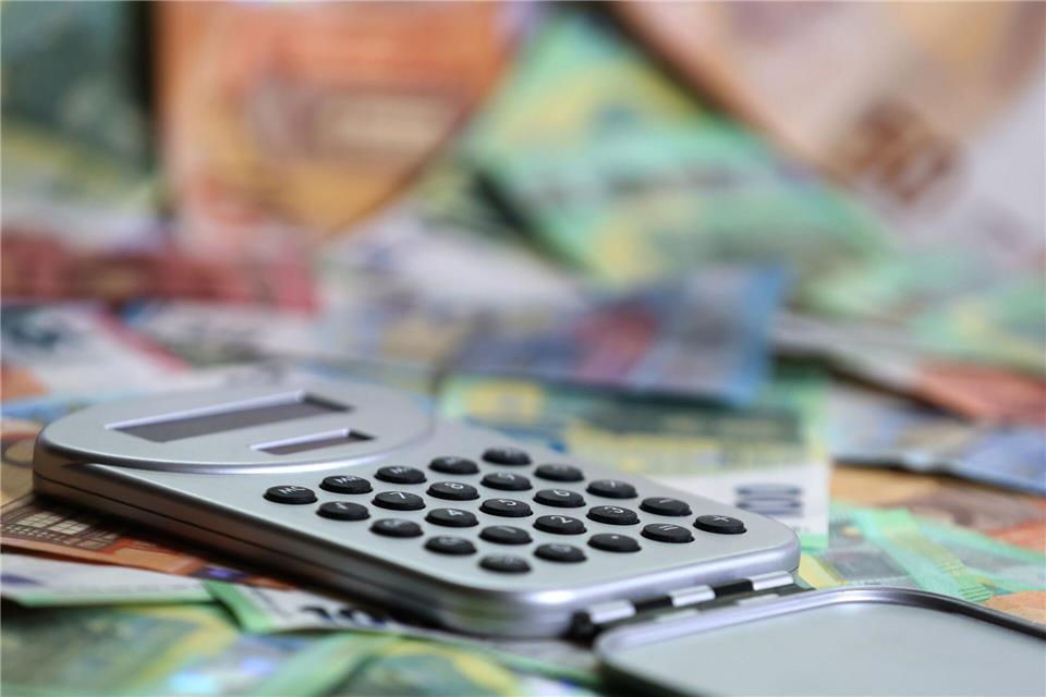 Ein Taschenrechner liegt auf verschiedenen Euro-Banknoten. (Symbolbild)Karl-Josef Hildenbrand/dpa