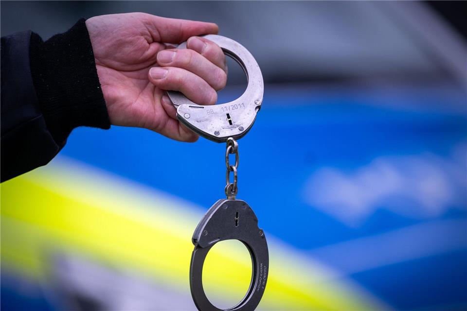 Ein Tatverdächtiger ging Polizisten in Köln durch Zufall ins Netz - bei einer Autobahn-Kontrolle. (Illustration)Soeren Stache/dpa