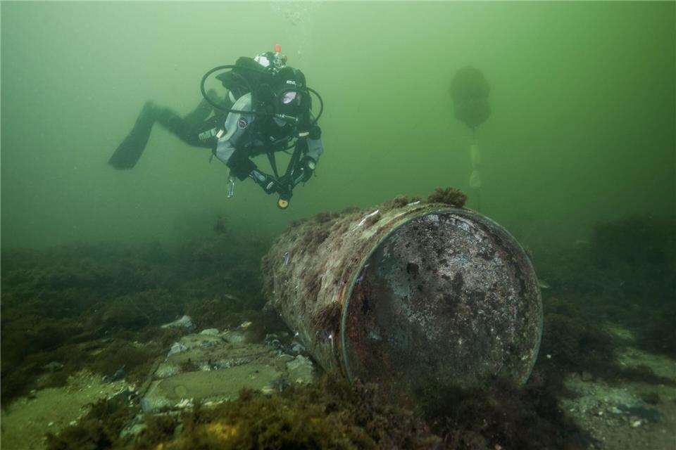 Ein Taucher nähert sich Munitionsresten in der Ostsee. (Archivbild)Jana Ulrich/Forschungstauchzentrum CAU Kiel/dpa