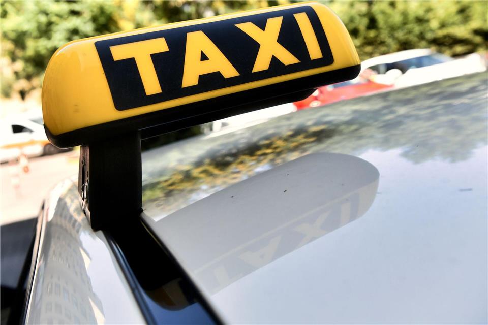 Ein Taxifahrer rettete einen Rentner vor einem hohen Vermögensverlust. (Symbolbild)Paul Zinken/dpa