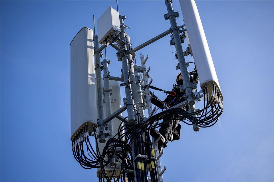Ein Techniker führt Reparaturarbeiten an 5G-Antennen durch.Daniel Karmann/dpa