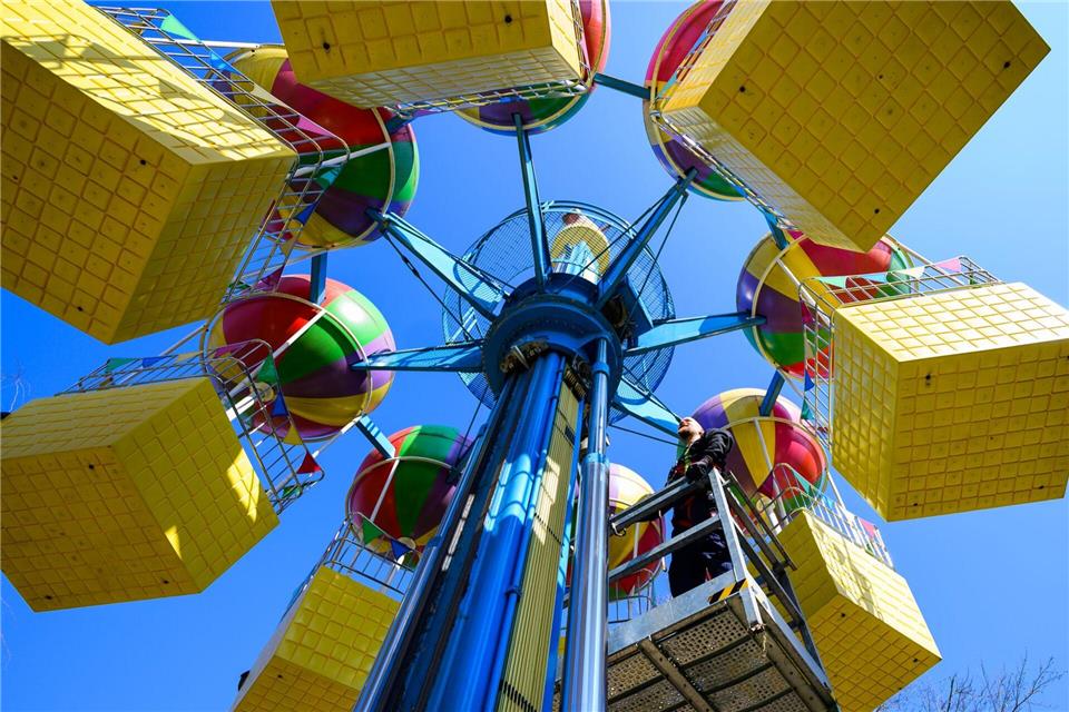 Freizeitparks im Norden starten in Saison Ein Techniker im Heide-Park überprüft ein Fahrgeschäft. Mit Beginn der etwas wärmeren Jahreszeit erwachen die Freizeitparks im Norden aus ihrem Winterschlaf.Philipp Schulze/dpa