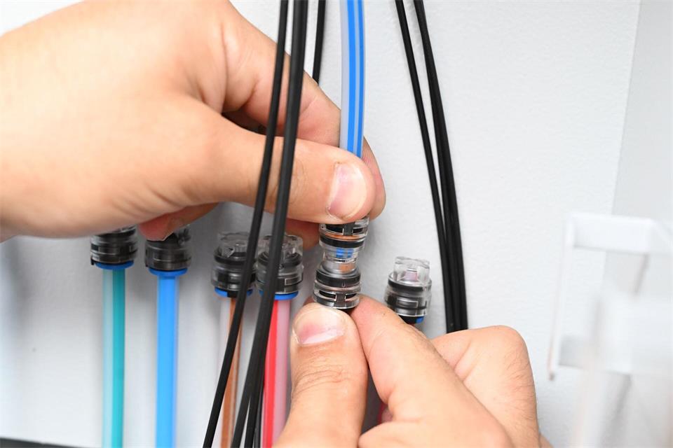 Ein Techniker verbindet Glasfaser-Kabel, um besonders schnelles Internet zu ermöglichen.Bernd Weißbrod/dpa