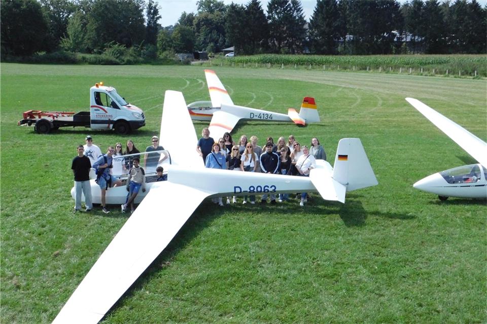 Jugend erlebt Gemeinschaft  Ein Teil der 100 Jugendlichen, die einen Tag bei den Segelfliegern in Hoxfeld verbrachten.
