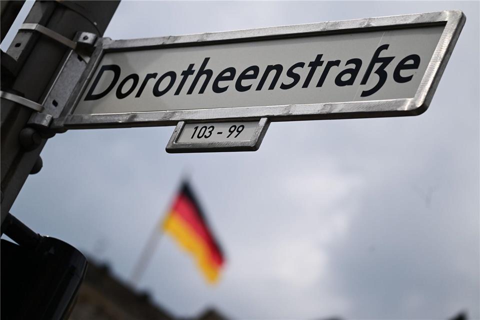 Ein Teil der Dorotheenstraße in Berlin soll in Yad-Vashem-Straße umbenannt werden. Sebastian Gollnow/dpa