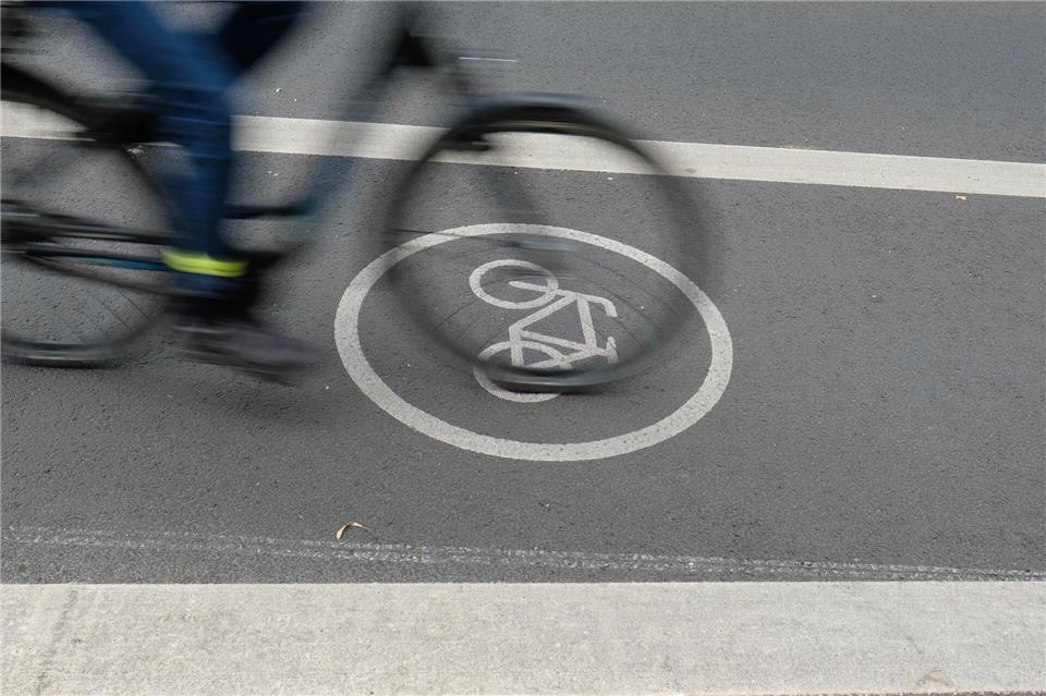 Ein Teil der Gelder soll in bessere Fuß- und Radwege fließen. (Symbolbild)Sebastian Willnow/dpa-Zentralbild/dpa