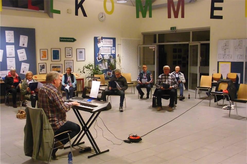 Ein Teil der Mitglieder der Chorgemeinschaft Raesfeld, die sich kürzlich im Forum der St.-Sebastianschule zur ersten Probe seit Beginn der Coronavirus-Pandemie getroffen haben. 