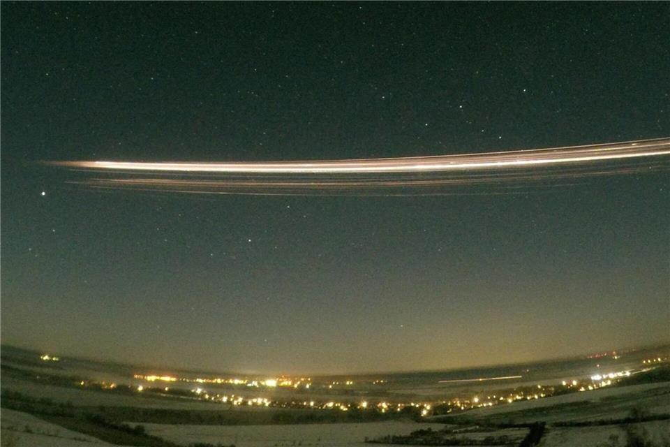 Ein Teil der Rakete Falcon 9 tritt am 19. Februar 2025 in die Atmosphäre ein.Gerd Baumgarten/Nature/dpa