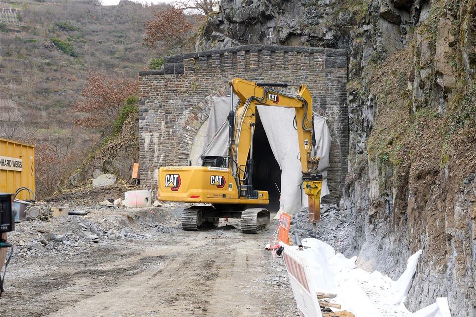 Aufbau der Ahrtal-Bahn im Zeitplan – Arbeiten am Oberbau Ein Teil der Strecke war bei der Flut fast komplett zerstört worden. (Archivbild)Thomas Frey/dpa