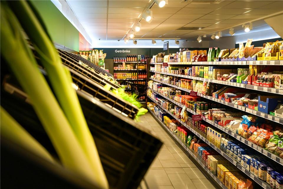 Ein Teil der Verbraucher lässt sich Lebensmittel nach Hause liefern, um nicht in den Supermarkt gehen zu müssen.Heiko Rebsch/dpa