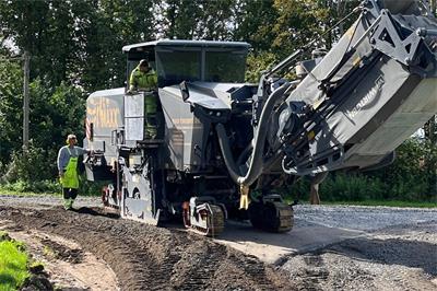 Politicians discuss further agricultural road renovations
