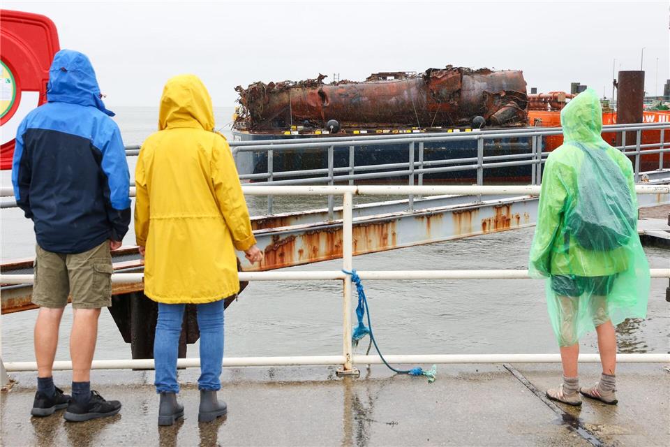 Archäologen-Zorn wegen U-Boot-Bergung Ein Teil des Bootes wurde geborgen und nach Cuxhaven gebracht. Bodo Marks/dpa