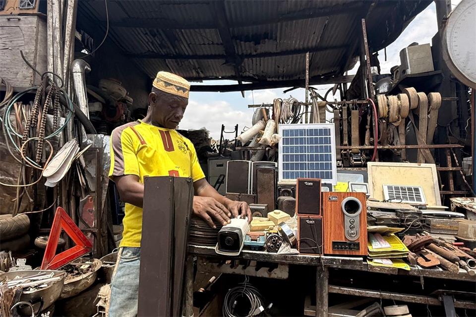 Ein Teil des Elektroschrotts gelangt trotz Exportverboten illegal nach Afrika, etwa als angeblich funktionsfähige Gebrauchtware.Christina Peters/dpa